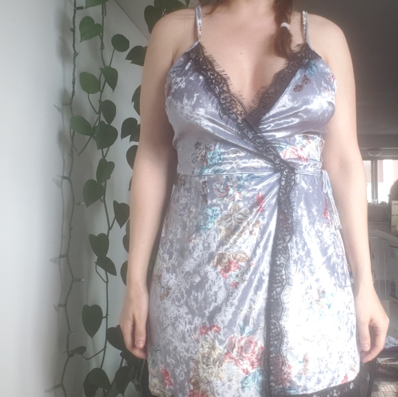 Lace and Velvet Wrap dress - Picture 4 of 8